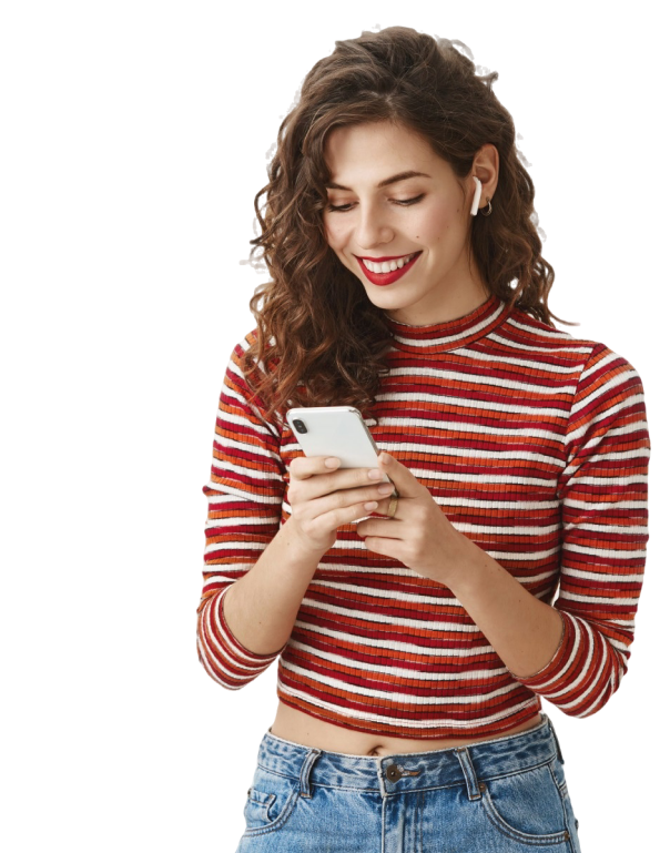 Mujer sonriendo con smartphone